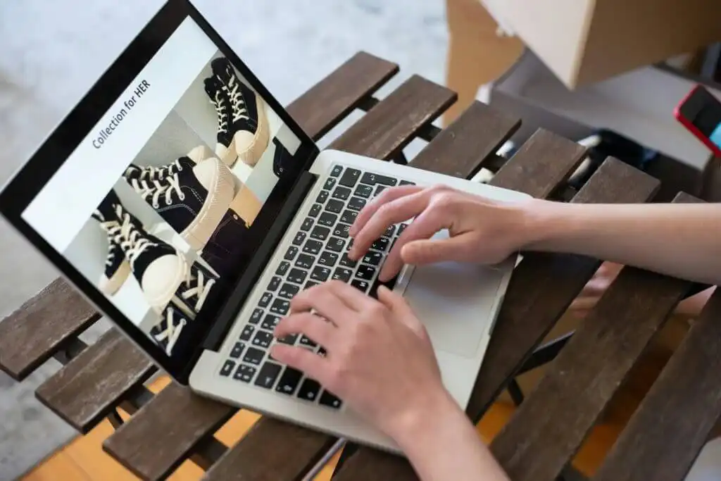 blog 5.1 Online page of shoes for e-commerce store